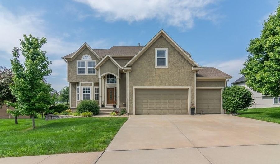 14108 Pine Valley Ct, Basehor, KS 66007 - 6 Beds, 5 Bath
