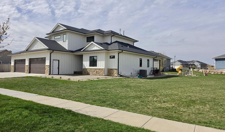 2816 E Sunflower Cir, Brandon, SD 57005 - 6 Beds, 5 Bath