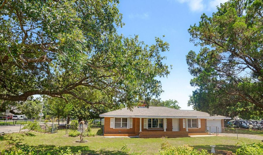 805 Bouslog St, Bay St. Louis, MS 39520 - 3 Beds, 3 Bath
