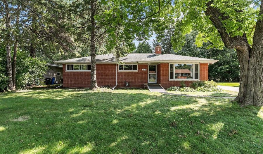 2570 PALISADES Ln, Appleton, WI 54915 - 3 Beds, 2 Bath