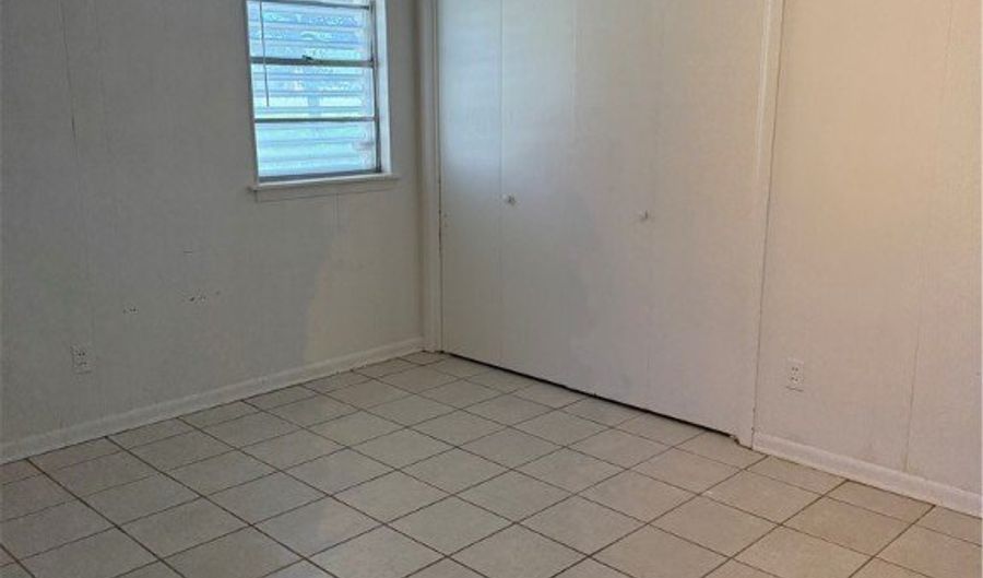 147 N 8th St, Aransas Pass, TX 78336 - 4 Beds, 1 Bath