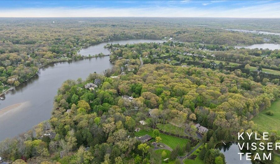 1585 River Oaks Dr SE, Ada, MI 49301 - 4 Beds, 3 Bath