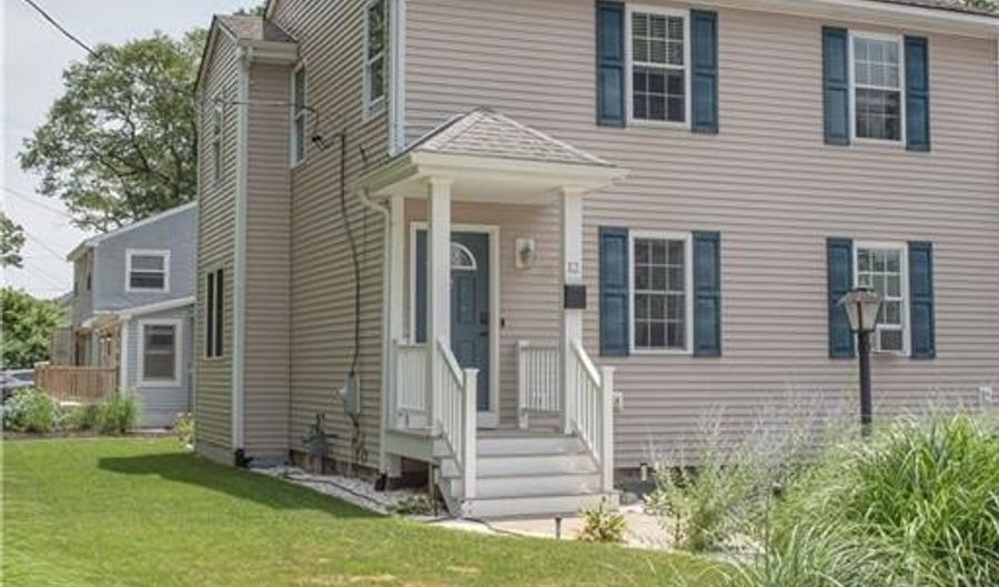 12 N Shore Dr, East Providence, RI 02915 - 5 Beds, 3 Bath