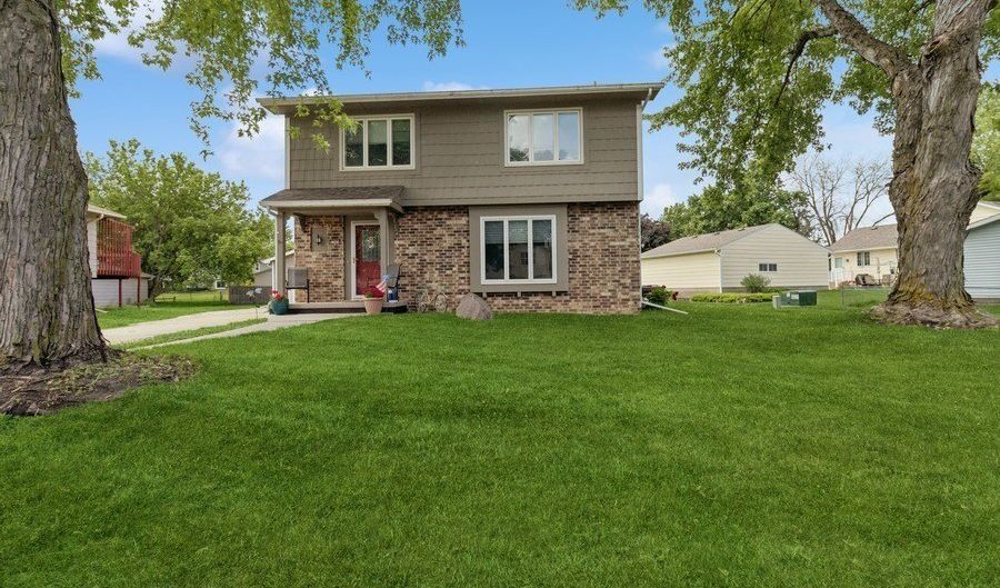 1304 7th St NW, Altoona, IA 50009 - 3 Beds, 3 Bath