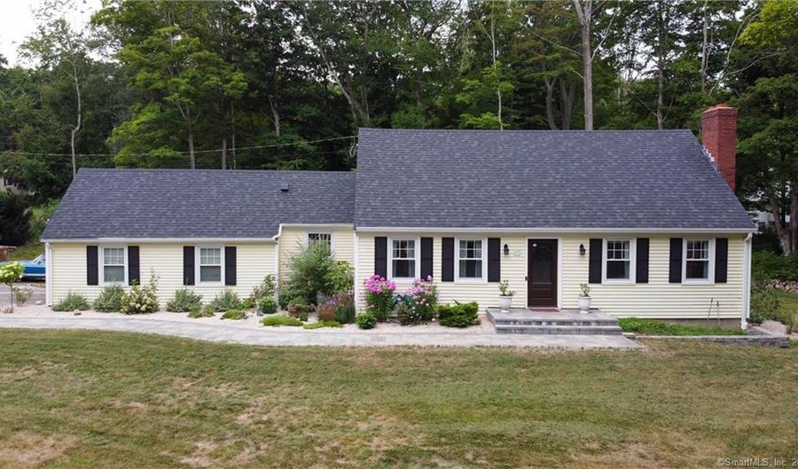 6 Brookwood Ln, Shelton, CT 06484 - 4 Beds, 3 Bath