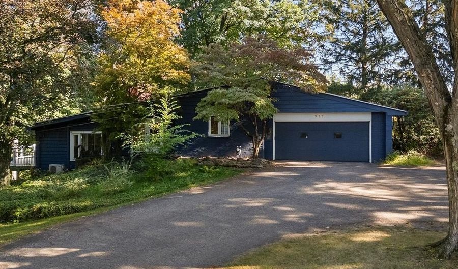 912 Berry St, Ashland, OH 44805 - 5 Beds, 3 Bath