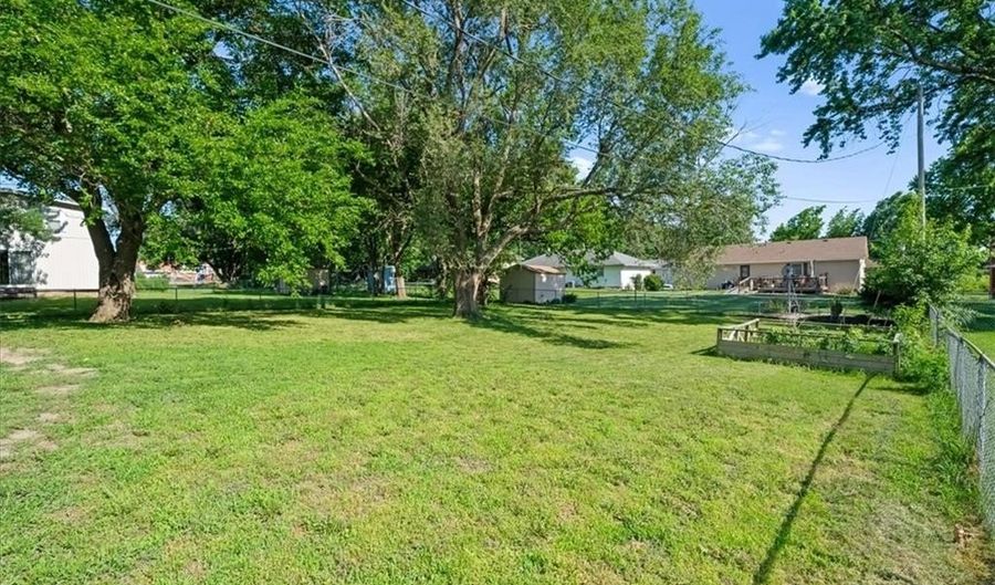 15629 Klamm St, Basehor, KS 66007 - 3 Beds, 2 Bath