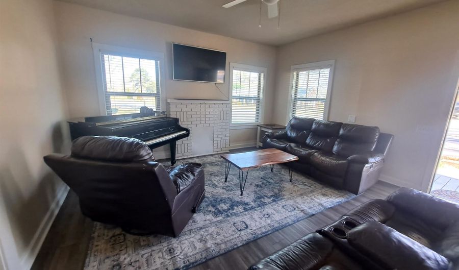 502 W Main St, Albertville, AL 35950 - 2 Beds, 2 Bath