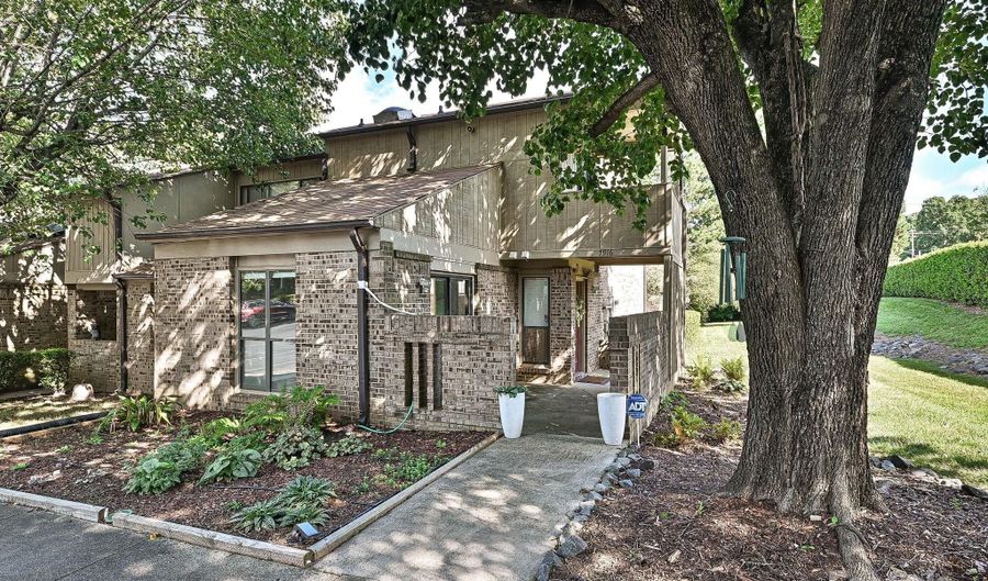 7916 Charter Oak Ln, Charlotte, NC 28226 - 2 Beds, 2 Bath