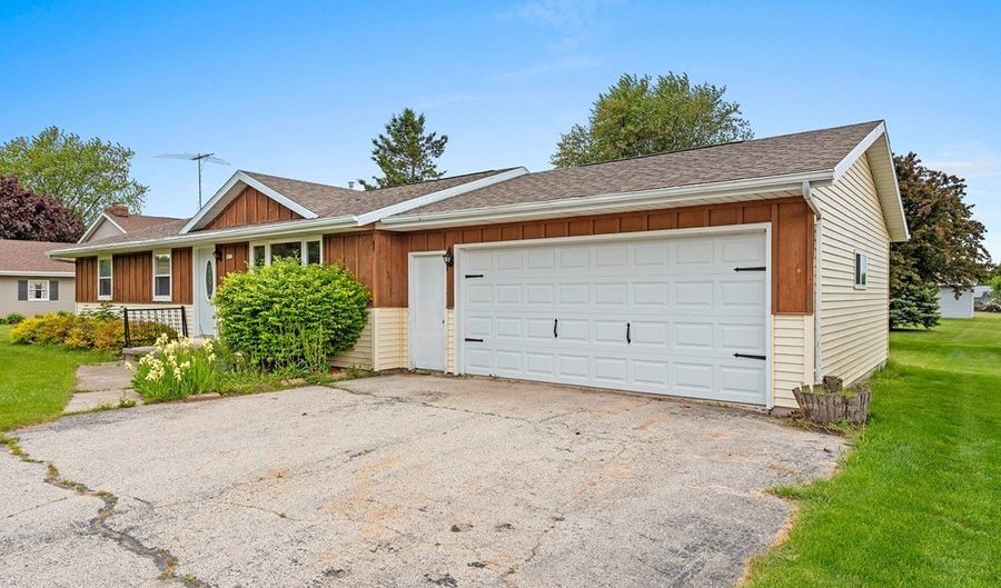 1517 Navarino St, Algoma, WI 54201 - 3 Beds, 2 Bath