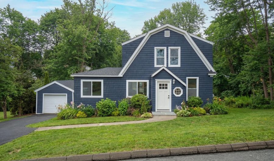 6 Juniper Ridge Dr, Danbury, CT 06811 - 4 Beds, 3 Bath