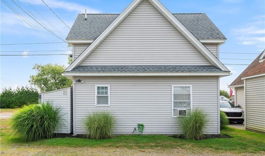 64 Burnside Ave, Narragansett, RI 02882 - 1 Beds, 1 Bath