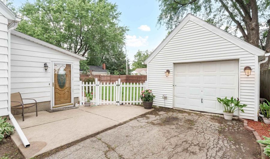 1124 W HAWES Ave, Appleton, WI 54914 - 3 Beds, 2 Bath