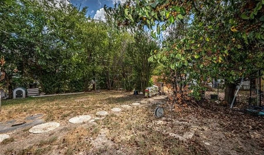 1208 NW 1st Ave, Ardmore, OK 73401 - 2 Beds, 1 Bath