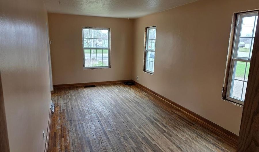 406 14th St SE, Austin, MN 55912 - 4 Beds, 2 Bath