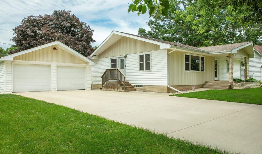 615 Pine St, Allison, IA 50602 - 2 Beds, 2 Bath
