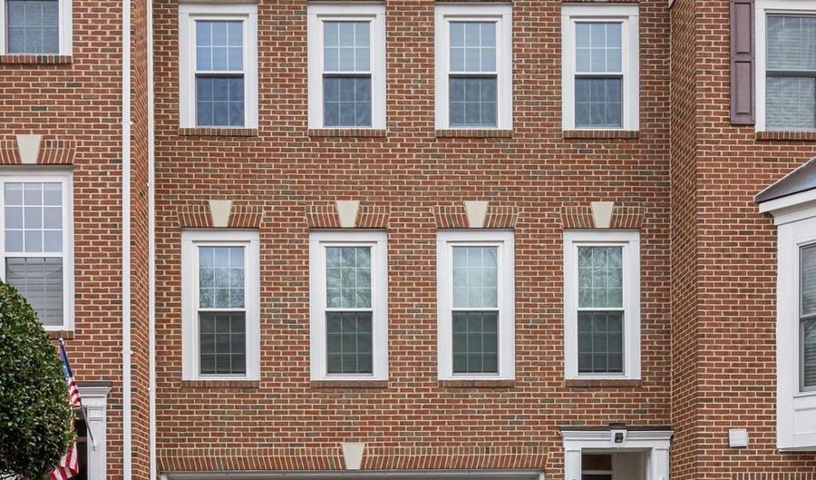 5753 GOVERNORS POND Cir, Alexandria, VA 22310 - 3 Beds, 3 Bath