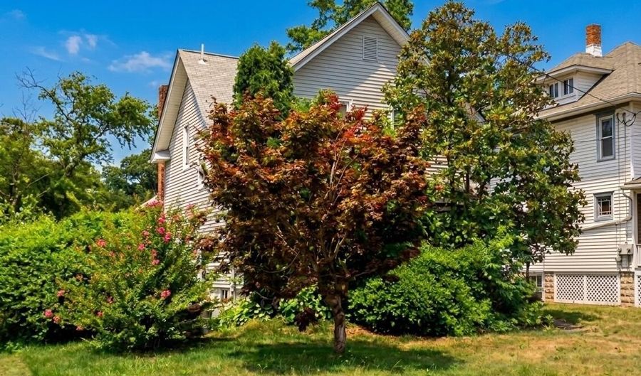231 Chestnut St, Audubon, NJ 08106 - 3 Beds, 2 Bath