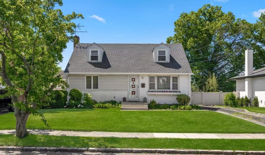 103 Nassau Dr, Albertson, NY 11507 - 5 Beds, 2 Bath