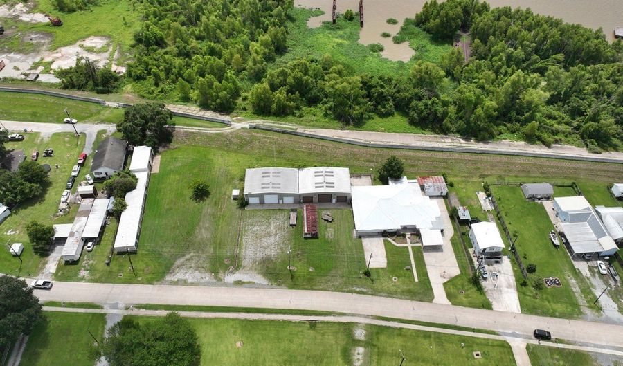 2250 River Rd, Berwick, LA 70342 - 5 Beds, 4 Bath