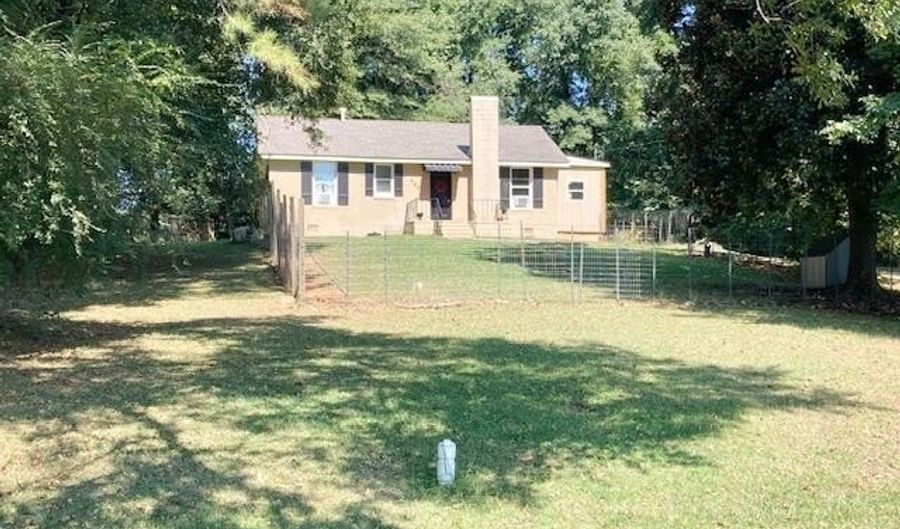 580 Oak St, Alexander City, AL 35010 - 3 Beds, 2 Bath