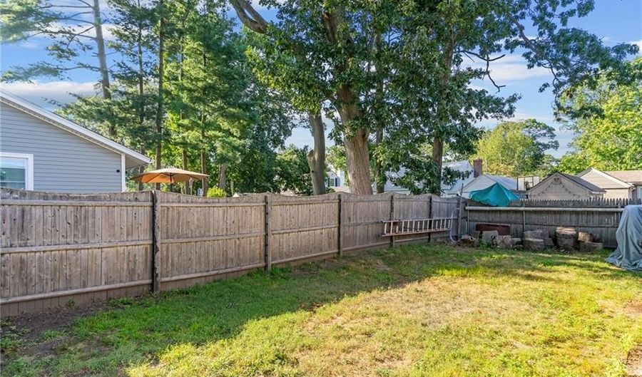 21 Earlham Way, Warwick, RI 02886 - 3 Beds, 2 Bath