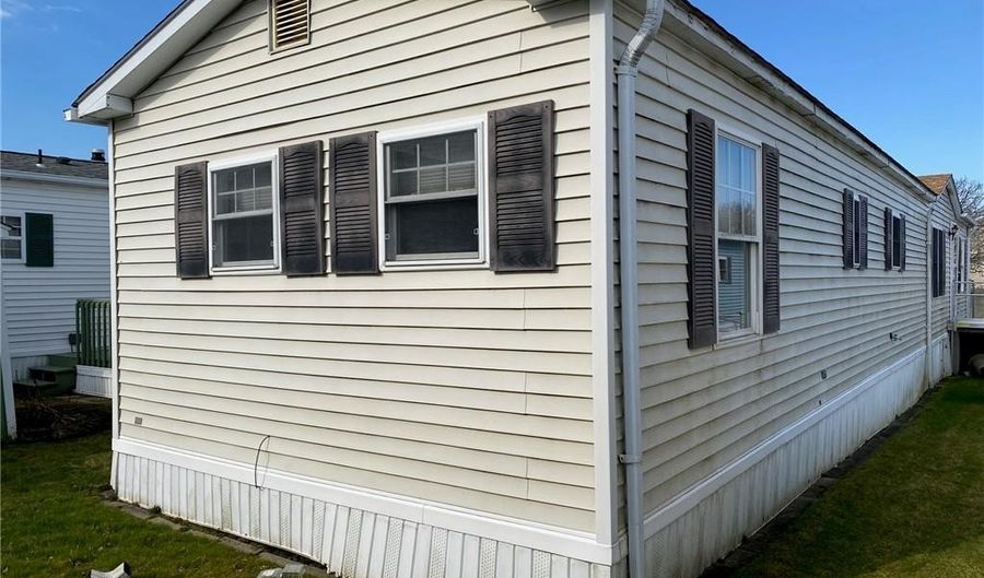 84 BAYVIEW PARK Ave, Middletown, RI 02842 - 2 Beds, 1 Bath
