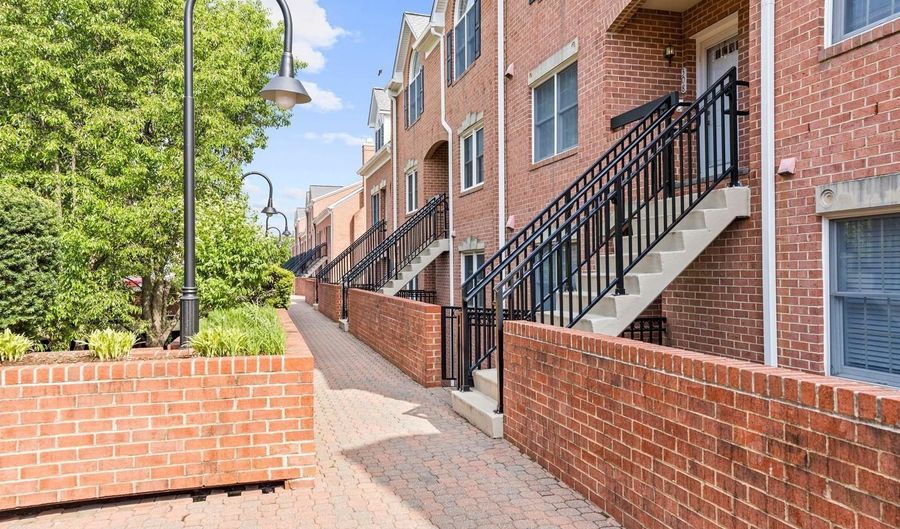 6908 FAIRFAX Dr 306, Arlington, VA 22213 - 2 Beds, 3 Bath