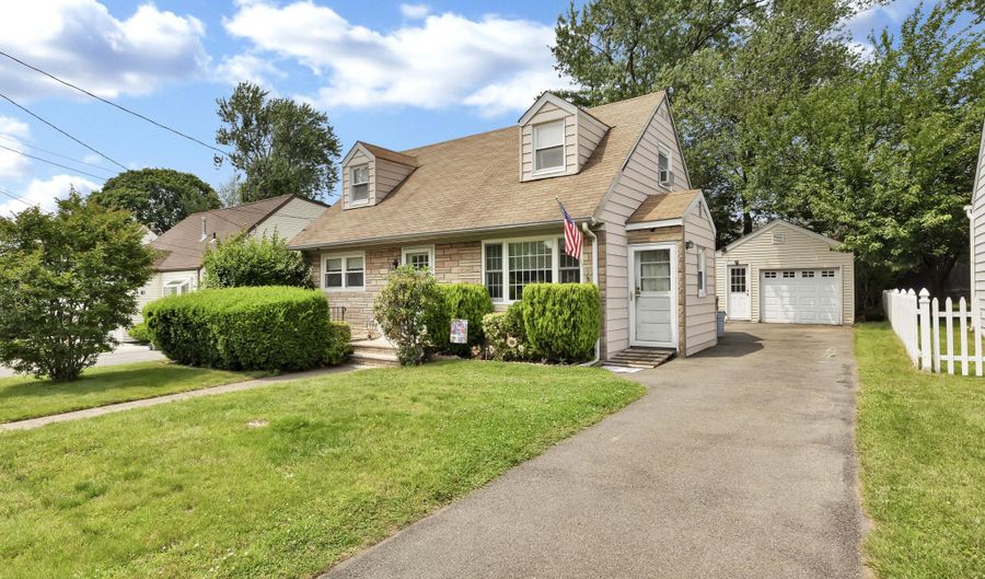 207 New York Ave, Bergenfield, NJ 07621 - 4 Beds, 1 Bath