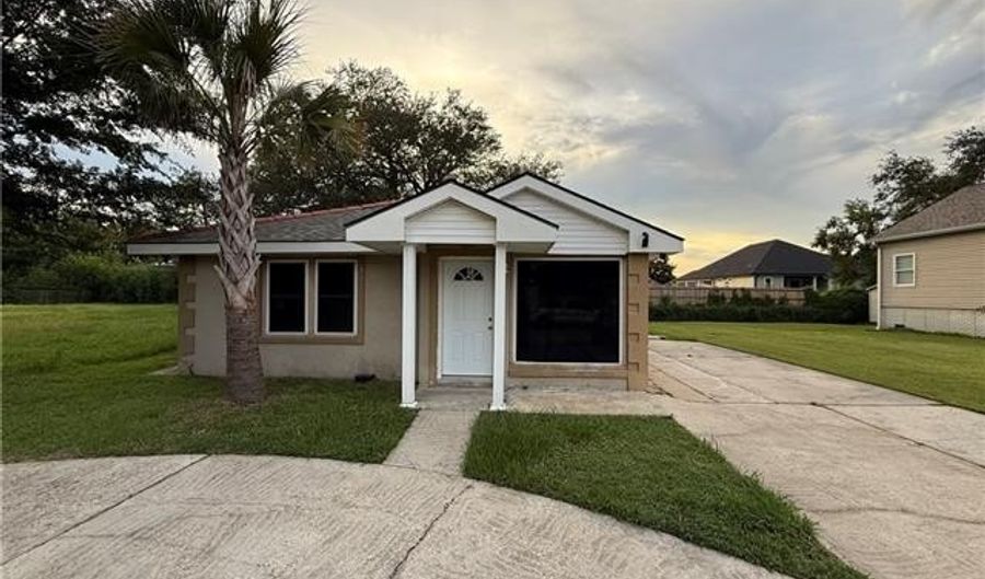 2220 AYCOCK St, Arabi, LA 70032 - 2 Beds, 1 Bath