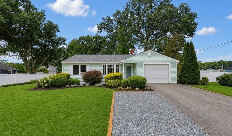 27 Bear Hill Rd, Cumberland, RI 02864 - 2 Beds, 2 Bath