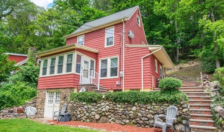 4 Warren St, Bayonne, NJ 07035 - 3 Beds, 2 Bath