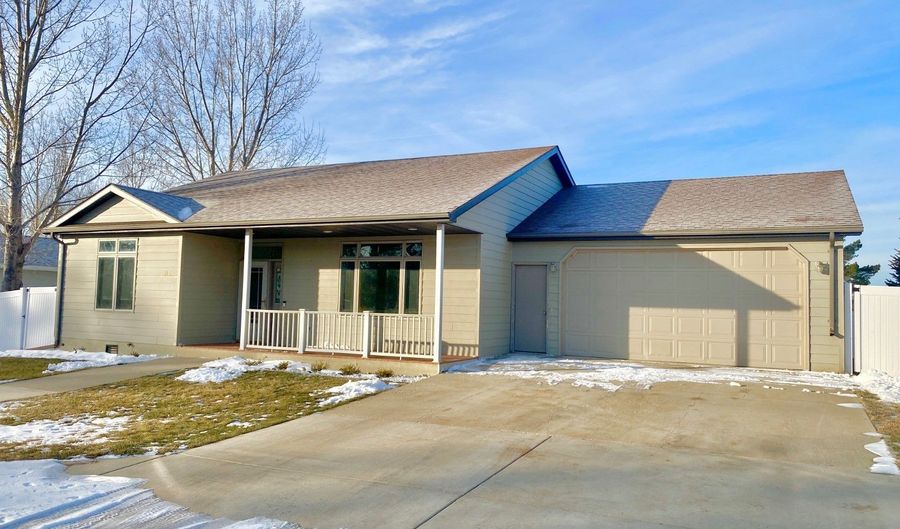 113 11th Ave NW, Bowman, ND 58623 - 2 Beds, 2 Bath