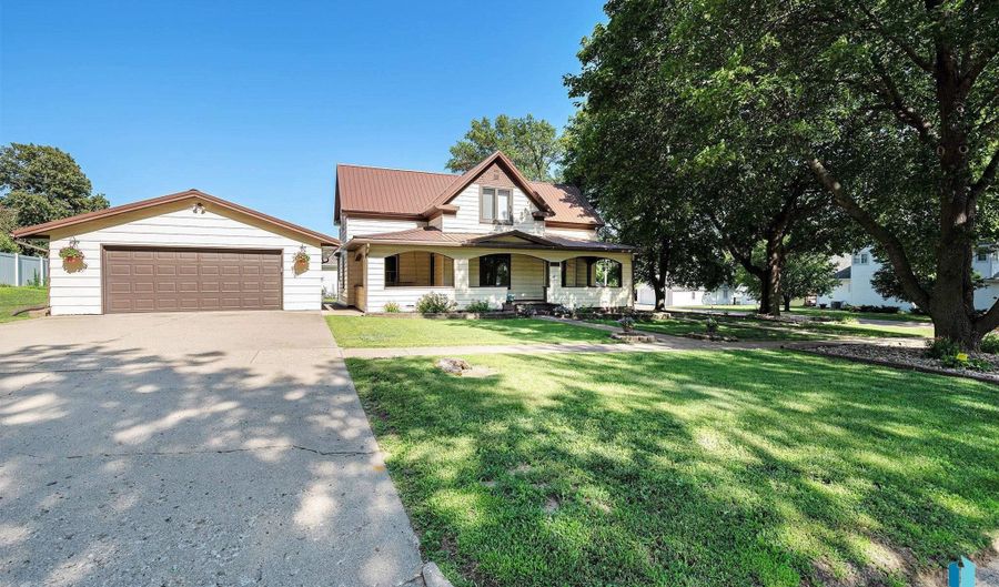 401 Dakota St, Alcester, SD 57001 - 4 Beds, 1 Bath