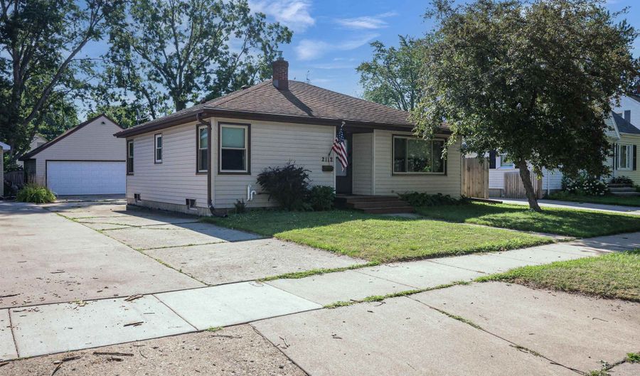 2112 N SUPERIOR St, Appleton, WI 54911 - 2 Beds, 1 Bath