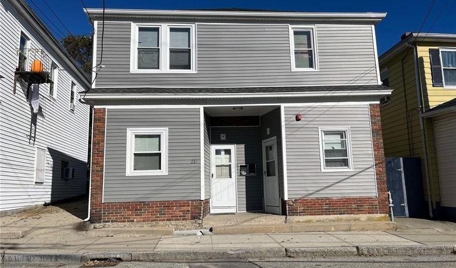 217 State St 1R, Bristol, RI 02809 - 2 Beds, 1 Bath
