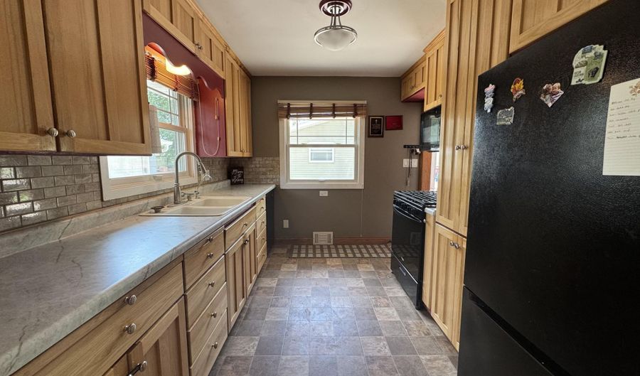 1711 S Lloyd St, Aberdeen, SD 57401 - 5 Beds, 3 Bath