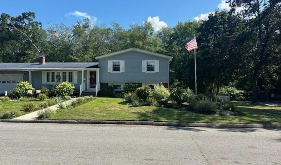 200 Brookwood Rd, Warwick, RI 02889 - 3 Beds, 2 Bath