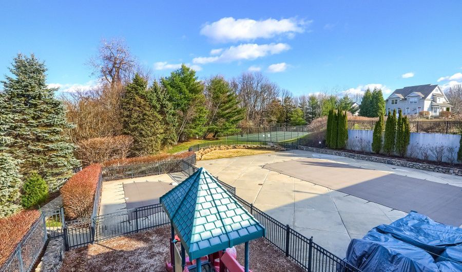 28 Crestview Ln 28, Danbury, CT 06810 - 3 Beds, 4 Bath