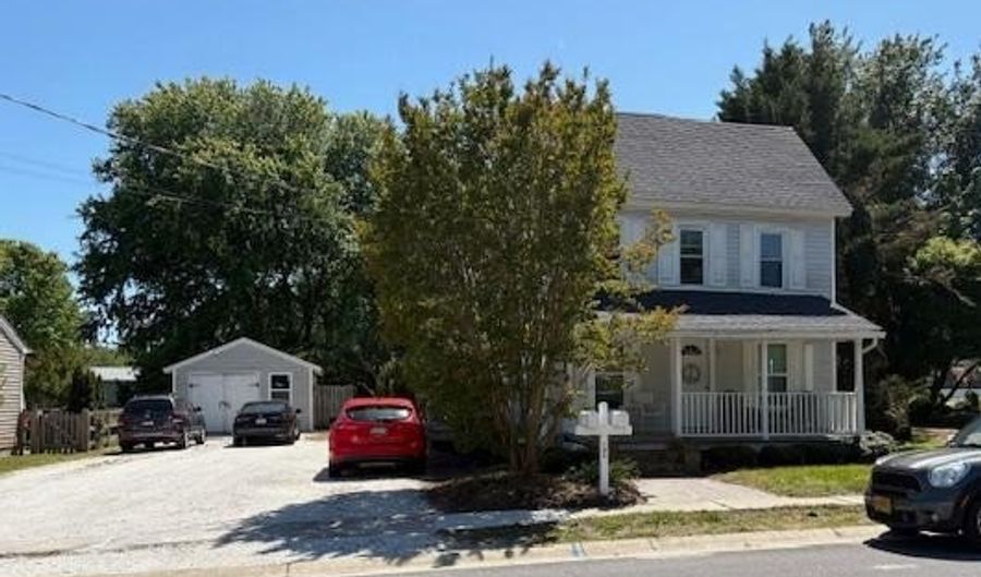 104 FRANKLIN Ave, Berlin, MD 21811 - 6 Beds, 2 Bath