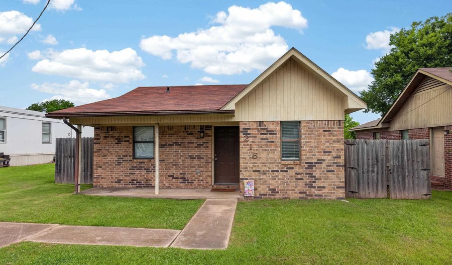 216 Clinton St, Arkadelphia, AR 71923 - 2 Beds, 1 Bath