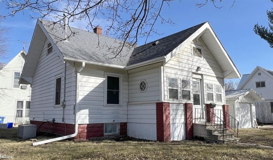 706 N Grand Ave, Charles City, IA 50616 - 4 Beds, 1 Bath