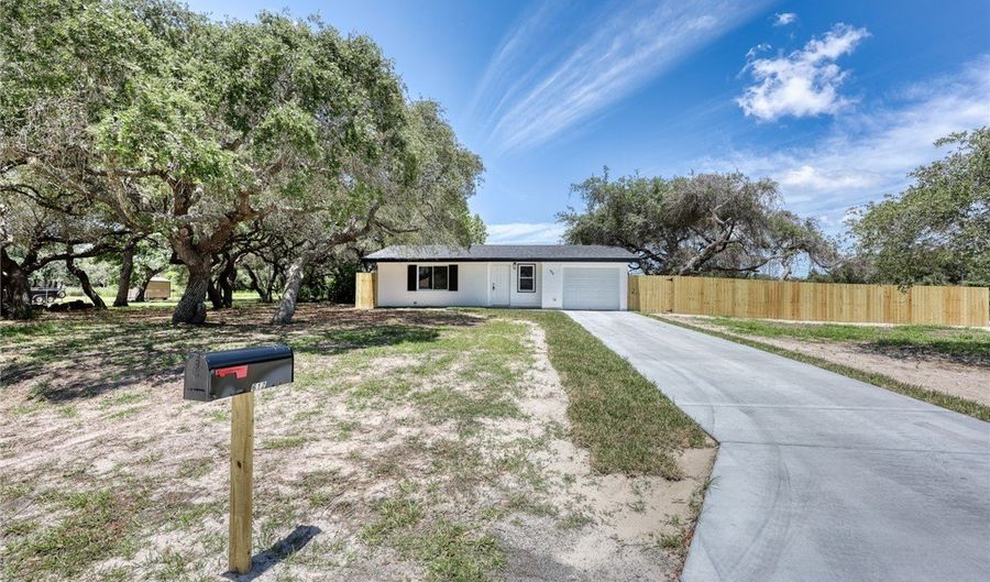 612 S 9th St, Aransas Pass, TX 78336 - 3 Beds, 1 Bath