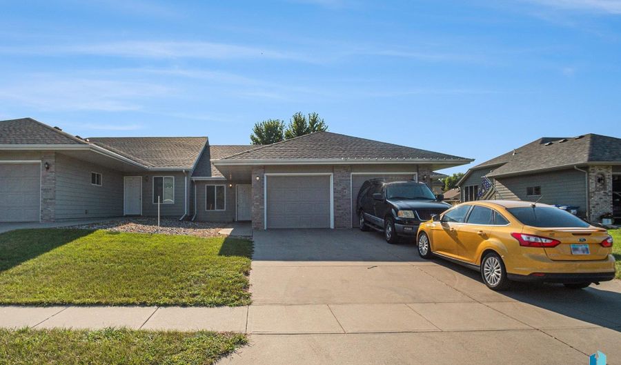 421 N 9th Ave, Brandon, SD 57005 - 2 Beds, 1 Bath