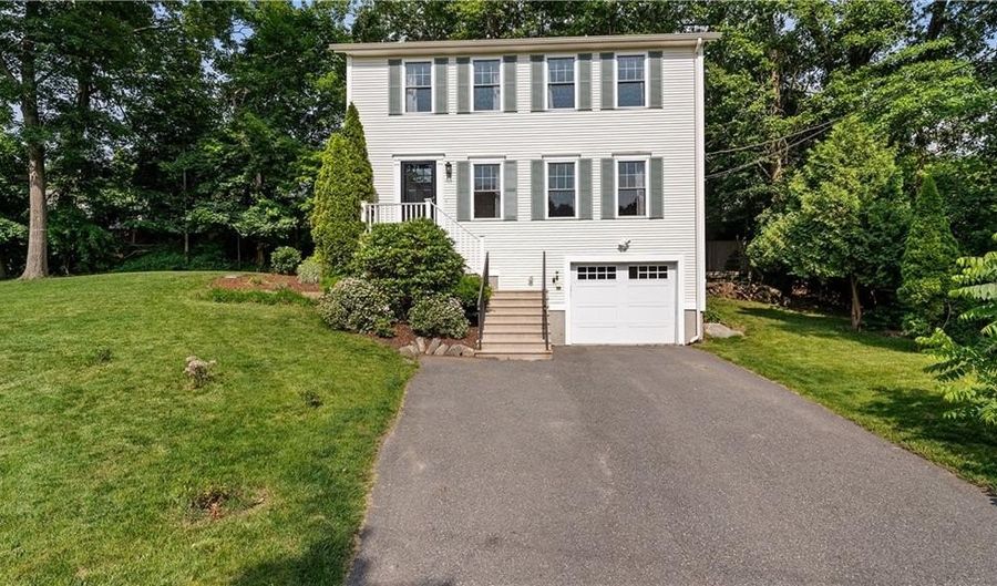 28 Narragansett Rd, Cumberland, RI 02864 - 2 Beds, 2 Bath
