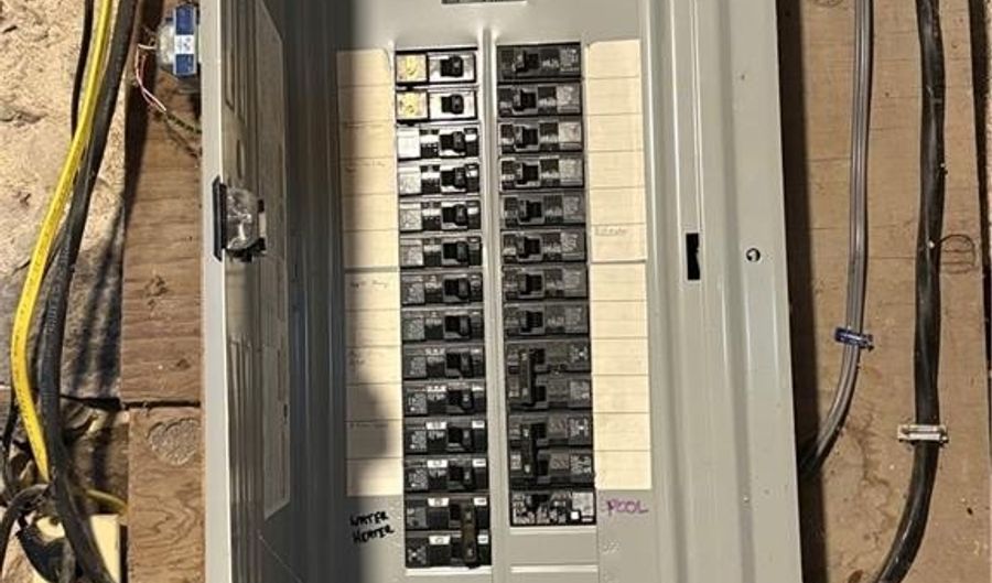 321 Laten Knight Rd, Cranston, RI 02921 - 3 Beds, 1 Bath