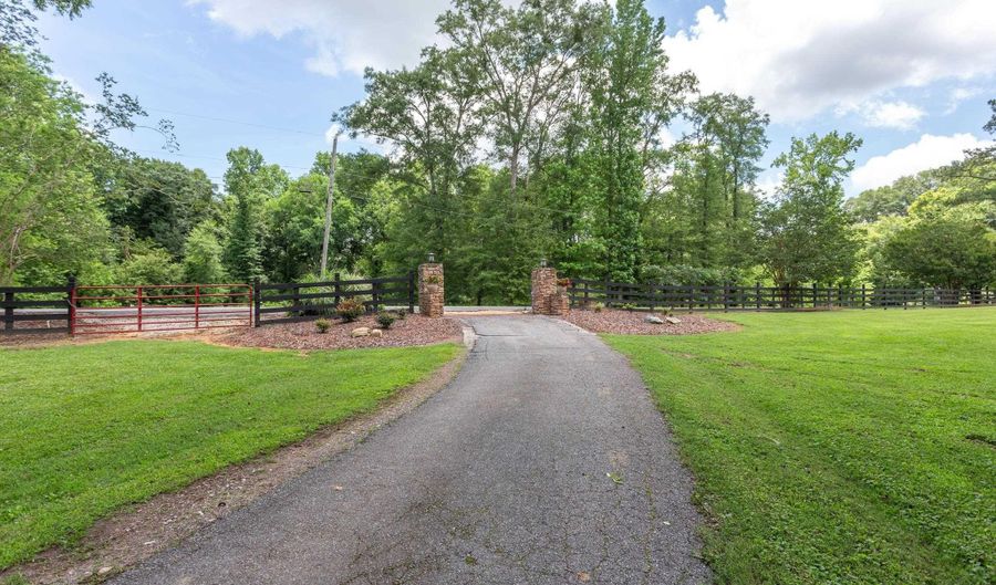 1250 OLD DOWNING MILL Rd, Anniston, AL 36207 - 3 Beds, 3 Bath