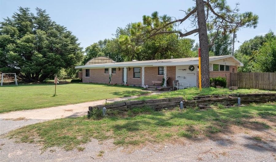 2200 Highway 81 N, Chickasha, OK 73018 - 4 Beds, 3 Bath