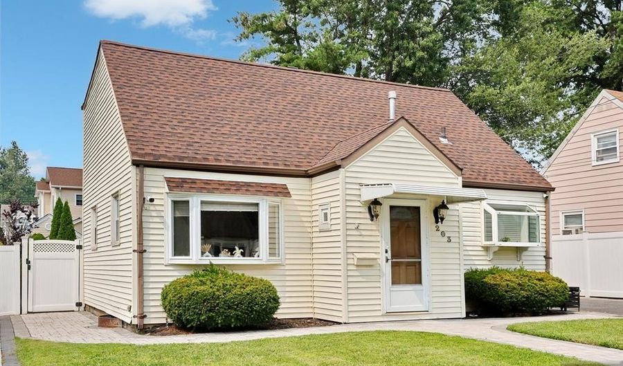 203 New York Ave, Bergenfield, NJ 07621 - 3 Beds, 3 Bath