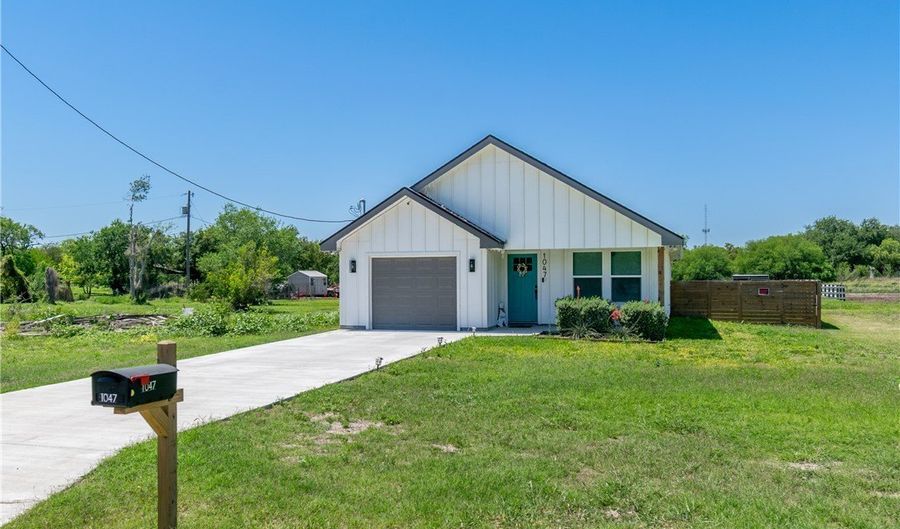 1047 N King St, Alice, TX 78332 - 3 Beds, 2 Bath